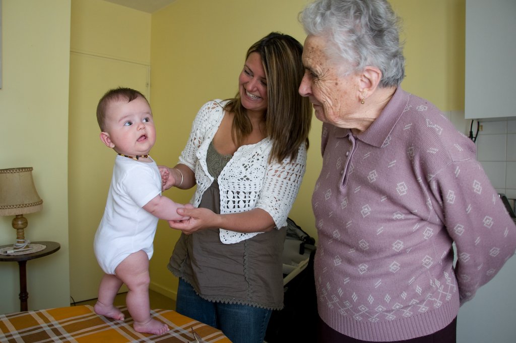 mummysaysiamverycleverstandingatfivemonths.jpg